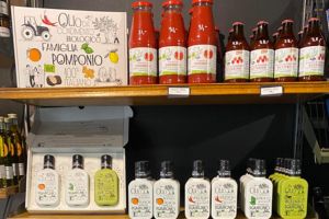 Et udvalg af varer i butikken hos Bings